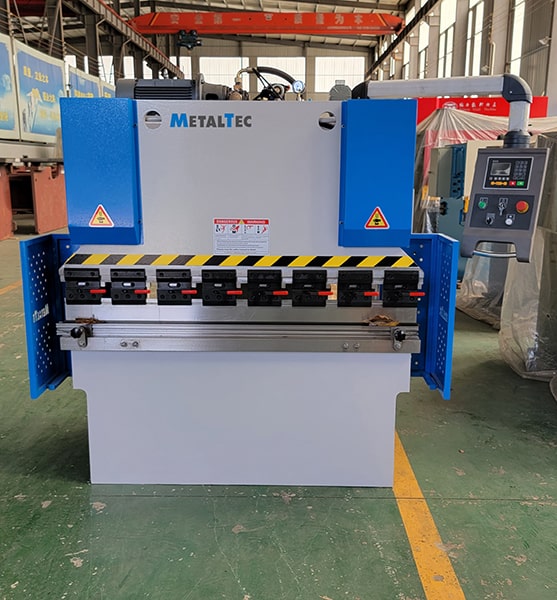 MetalTec HBM 30/1600 Листогибочные гидравлические прессы с контроллером E22