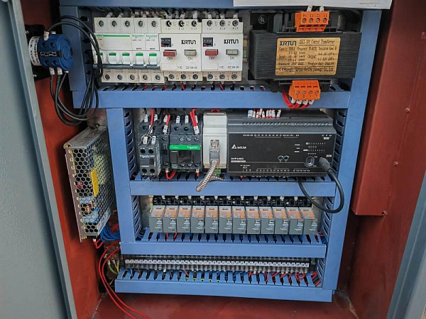 MetalTec BS 300 ZA автоматический колонный ленточнопильный станок с поворотом до 60°
