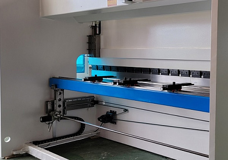 MetalTec HBM 30/1600C Листогибочные гидравлические прессы с ЧПУ контроллером TP10S